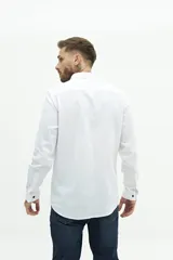 Camisa de lino color beige, de manga larga, corte semi slim y logo bordado en el pecho.