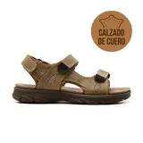 Sandalias de cuero color tostado con ajuste de velcro en el tobillo y en el empeine. Suela marrón con diseño antideslizante.