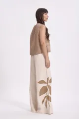 Blusa color beige de lino, sin mangas y corte recto.