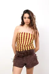 Falda corta de microtul con estampado de rayas verticales amarillas y bordó. Se puede usar como prenda superior o inferior gracias a su largo modulable y su materialidad elástica.