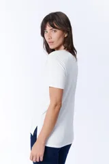 Remera manga corta color crudo con cuello redondo a la base.