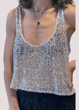 Top tipo musculosa con escote redondo, confeccionado en tejido calado de hilo con canutillos plateados.