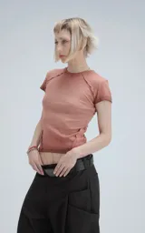 Remera color ladrillo, de manga corta y cuello redondo, confeccionada en ribb 100% algodón.