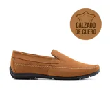 Zapato casual tipo mocasín color marrón cuero, marca Hanker, confeccionado en cuero con costuras a la vista y suela negra.