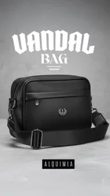 Bandolera negra de cuero sintético con correa ancha ajustable y desmontable. Cuenta con cierre superior, bolsillo frontal con tiracierre customizado, forro interno y cuatro bolsillos en total (dos exteriores y dos interiores).