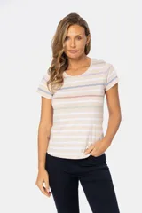 Remera de manga corta con rayas horizontales en azul marino, blanco, rosa y verde.