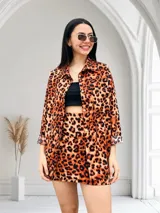 Conjunto de top bandeau y minifalda color negro.