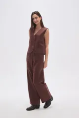 Pantalón ancho de poliéster negro con rayas verticales blancas, de calce medio y bolsillos laterales.