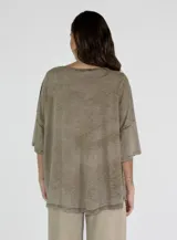 Remera color amarillo con cuello redondo y mangas cortas amplias, con detalle de botones en los laterales.