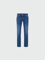 Pantalón de jean de corte recto, color azul medio, con bolsillos delanteros y traseros.