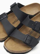 Sandalias Birkenstock modelo Arizona, color negro, con dos correas ajustables con hebillas metálicas.