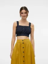 Top corto negro con cuello cuadrado y cierre de botones.
