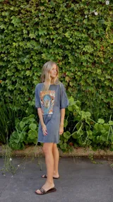 Vestido corto gris con estampado gráfico multicolor y cuello redondo.