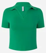 Blusa de punto acanalado (rib) color marrón oscuro, con cuello polo, escote en V y manga corta.