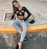 Body negro de mangas largas con aberturas en el pecho y abdomen.