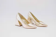 Zapato de tacón color naranja con textura croco, punta fina y tacón cuadrado forrado en cuero. Modelo Felicia New de cuero.