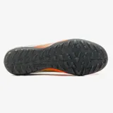 Championes de fútbol 5 Umbro Reflect F5 color celeste con detalles en amarillo y fucsia. Presentan el logo de Umbro en el lateral y suela de goma con tapones.