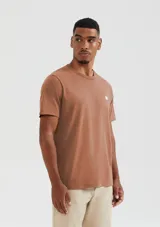 Camiseta de algodón color marrón con pequeño logo estampado en el pecho.