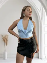 Top blanco con escote halter y espalda descubierta.