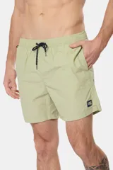 Short de baño azul vibrante, de corte clásico y largo medio, con cintura elástica y cordón ajustable. Cuenta con bolsillos laterales y suspensor de malla fina interior.