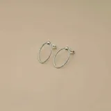 Par de caravanas ovaladas satinadas en plata 925, con cierre de tuerca a presión.