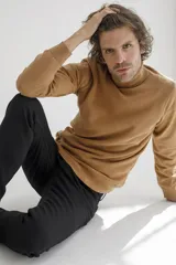Sweater color marrón claro de punto con cuello alto.