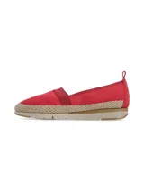 Slip-on plateado con textura de piel de serpiente, elástico lateral y suela de yute.