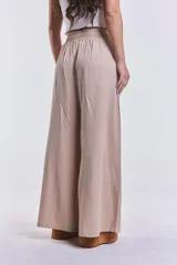 Pantalón palazzo color beige de tencel con cintura elastizada y cordón ajustable.