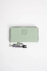 Billetera larga color verde agua con cierre de cremallera y detalle de rayo en relieve. Incluye llavero con dije de rayo y adorno de cordones trenzados.