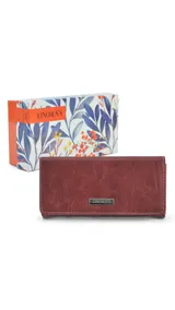 Billetera larga color gris con broche a presión. Interior tipo abanico con tres reparticiones, visor, tarjeteros, bolsillos internos y dos bolsillos con cierre. Monedero con cierre y visor atrás.