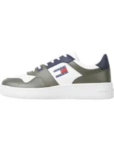 Zapatillas Tommy Jeans Essential de cuero blanco con detalles en verde oliva y azul marino. Presentan el logo de la marca en el lateral y suela de goma blanca.