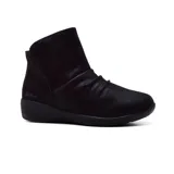 Bota casual Skechers Arya Fresher Trick de mujer, color negro, con diseño de caña baja y detalle de pliegues en el empeine.