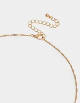Cadena corta dorada con dije de tres aros dorados de los que cuelgan tres strass transparentes.