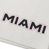 Short deportivo negro con cintura elástica ajustable con cordón, logo del Inter de Miami en la pierna izquierda y la palabra "MIAMI" en la pierna derecha.