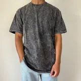 Remera gris con efecto gastado y cuello redondo.