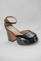 Zapatos de tacón con plataforma, color rojo, con correa al tobillo y hebilla redonda.