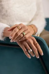 Anillo dorado de acero quirúrgico con diseño cuadriculado verde y rosa.