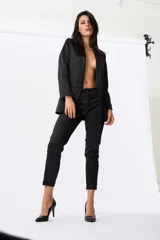Pantalón de vestir negro de corte cigarette, con bolsillos laterales y traseros.