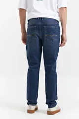 Pantalón de jean azul oscuro, corte recto, tiro medio y con presillas para cinturón.