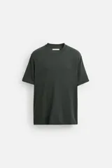 Camiseta verde oscuro de punto de algodón, corte recto, cuello redondo y manga corta con terminaciones en rib.