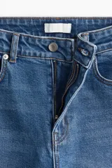 Pantalón de jean azul de tiro alto, corte recto y cinco bolsillos.