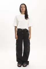 Pantalón de jean negro con efecto lavado, corte ancho, tiro alto y bolsillos cargo laterales.