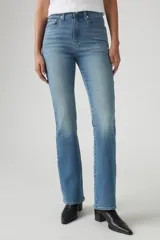 Pantalón de jean de tiro alto color celeste, corte bootcut.