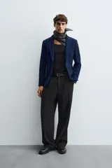Blazer straight fit color gris claro confeccionada en tejido con viscosa. Cuello con solapas de muesca y manga larga acabada en puño con botón. Bolsillo de vivo en pecho y bolsillos de plastrón en cadera. Bajo con aberturas en espalda. Cierre frontal de botonadura.