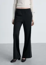 Pantalón negro de corte recto con cintura elástica, tiro medio y detalle de raya blanca lateral. Estilo jogger y diseño largo.