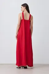 Maxi vestido rojo con escote halter.