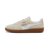 Zapatillas bajas de cuero en tonos beige y detalles en blanco, con suela de goma.