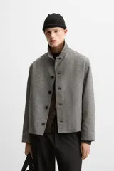 Sobrecamisa gris de corte regular, con cuello solapa, manga larga con puño abotonado y cierre frontal con botones.