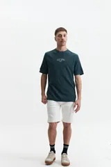 Remera marrón de manga corta con cuello redondo, textura acanalada y lettering estampado en el pecho.