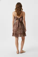 Vestido corto de poliéster estampado, corte holgado con elástico en la cintura y escote en V.